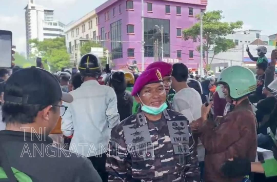 Korps Marinir juga menunjukkan kepedulian dengan membagikan bantuan logistik berupa air mineral dan nasi bungkus kepada para peserta aksi damai.(Foto: Dispen AL)