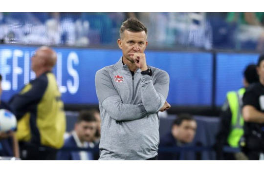 Jesse Marsch memberi instruksi dalam sesi latihan timnas Kanada menjelang laga pembuka Piala Emas 2025 melawan Honduras di BC Place, Vancouver.