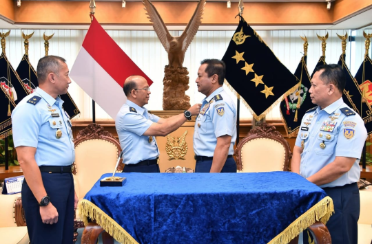 Marsda TNI Palito Sitorus Menyematkan Wing SPL kepada Kasau, Marsekal TNI M. Tonny Harjono. ( Foto : Dispen AU).