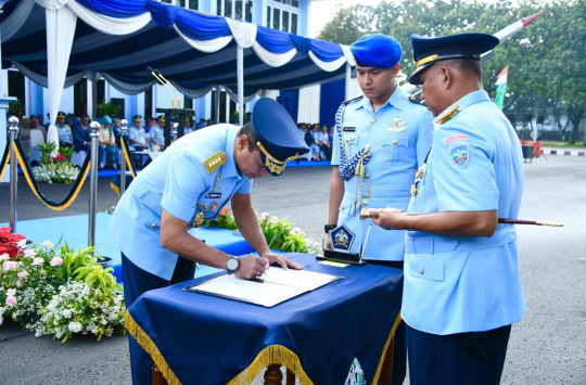 Marsekal TNI M. Tonny Harjono Serahterimakan Jabatan Dankoharmatau kepada Marsma TNI Ir. Suryanto di Lapangan Apel Makoharmatau, Bandung, pada Rabu, 18 Juni 2025. (Foto: Dispen AU)