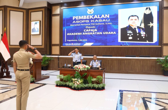 Asops Kasau, Marsma TNI Suliono, S.Sos., saat menyampaikan pembekalan kepada Capaja AAU tahun 2025. (Foto: Dispen AU)