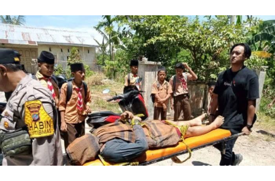 Petugas kepolisian  mengevakuasi korban yang diduga korban pembunuhan (Foto Istimewa)