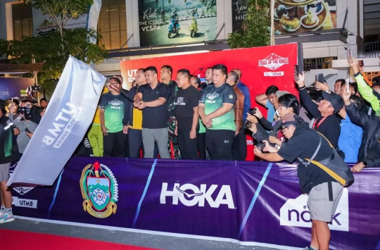 Gubernur Sumut melepas peserta ajang Trail of The Kings – Lake Toba by UTMB (foto: Pendam I /BB)