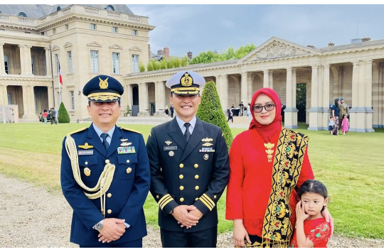 Atase Pertahanan RI untuk Prancis, Marsma TNI Anang Surdwiyono foto bersama  Mayor Laut (P) Brama Setya Indramawan, S.T. (foto: Dispen AL)