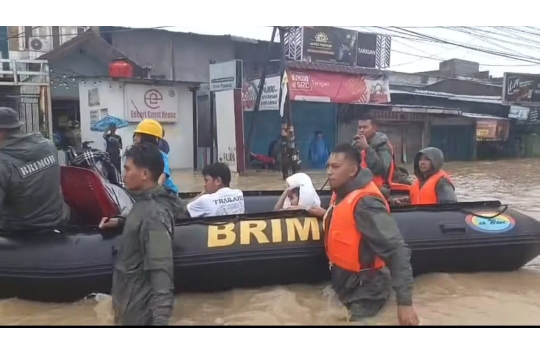 Personil Sat Brimob Polda Sumut mengevakuasi  warga kota Medan terdampak banjir dengan menggunakan perahu karet (foto; tangkapan layar video humas Brimob)