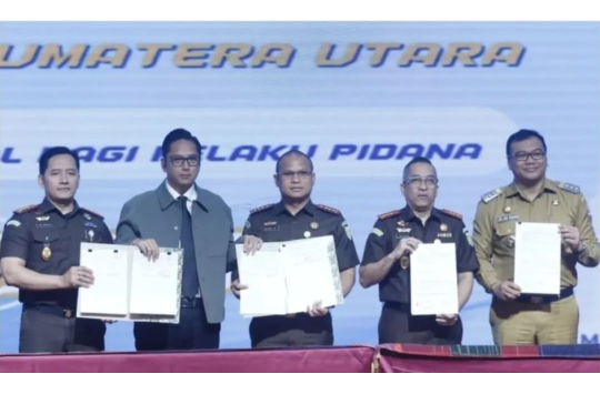 Wali Kota Medan Rico Tri Putra Bayu Waas  bersama Kejari Medan dan Belawan menandatangani MOU tentang RJ (fot; Diskominfo Medan)