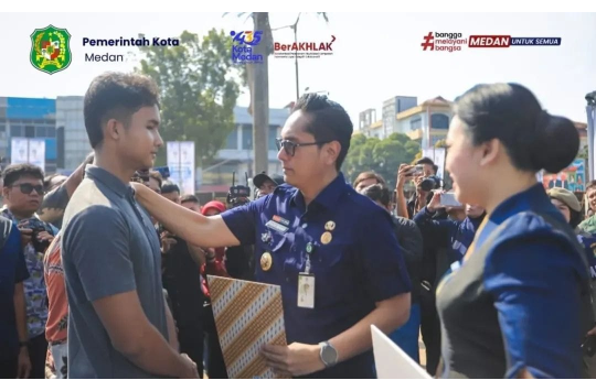 Wali Kota Medan, Rico Tri Putra Bayu Waas memberikan ijazah (Foto: Pemko Medan)