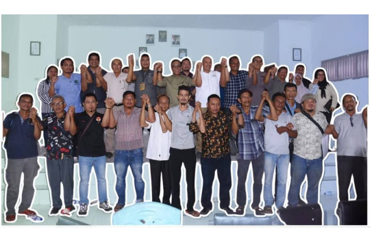 Bupati  Tapteng, Masinton Pasaribu, SH, MH, dan  Wakil Bupati Mahmud Efendi, memfasilitasi mediasi antara masyarakat dengan PT Nauli Sawit di Aula Kantor Camat Sirandorung