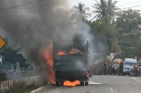 Truk Terbakar dan Meledak di Jalan Sibolga-Barus, Warga Heboh
