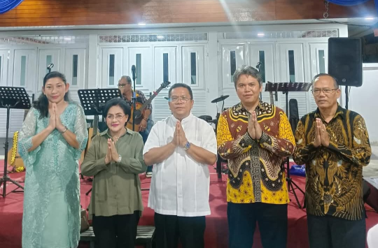 Wakil Bupati Taput, Deni P Lumbantoruan dan Walikota Pematangsiantar, Wesly Silalahi foto bersama saat bersilaturahmi di Rumah Dinas Walikota Pematangsiantar, Sabtu malam 26 April 2025 (foto Ist)