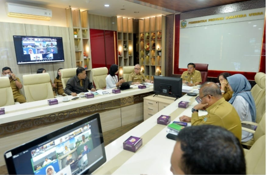Sekdaprov Sumatera Utara, Togap Simangunsong saat mengikuti Rakor Situasi Terkini dan Pengendalian Inflasi tahun 2025. (foto: Diskominfo Sumut)
