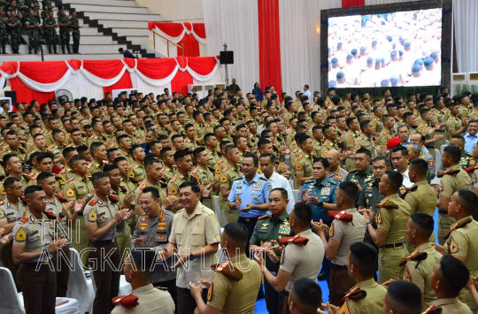 Menteri Pertahanan RI Sjafrie Sjamsoeddin didampingi petinggi TNI - Polri saat pembekalan Capaja 2025 di GOR Ahmad Yani, Mabes TNI Cilangkap