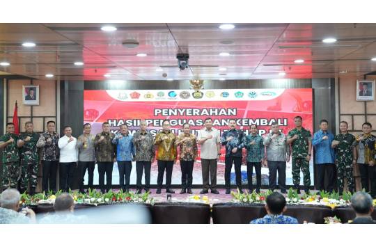 Menteri Pertahanan, Sjafrie Sjamsoeddin saat menghadiri acara penyerahan hasil pemulihan kawasan hutan tahap IV dari Satgas PKH kepada PT Agrinas Palma Nusantara (Persero), di Kantor Kejaksaan Agung