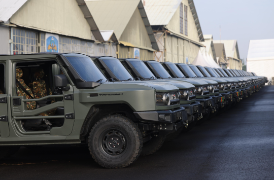 Menteri Pertahanan Sjafrie Sjamsoeddin menyerahkan 700 unit kendaraan khusus (ransus) Maung MV3 produksi PT Pindad kepada TNI dan Polri.