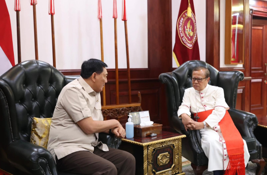 Menteri Pertahanan Republik Indonesia, Sjafrie Sjamsoeddin, menerima kunjungan kehormatan dari Uskup Agung Jakarta, Kardinal Ignatius Suharyo Hardjoatmodjo