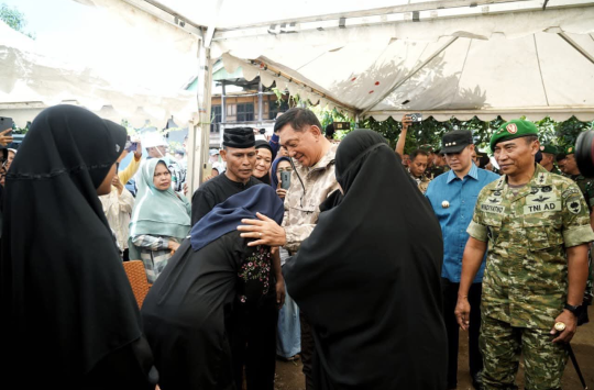 Menteri Pertahanan Sjafrie Sjamsoeddin dan rombongan melakukan kunjungan takziah ke kediaman almarhum Lettu Inf (Anumerta) Fauzy Ahmad Sulkarnaim, S.Tr.Han.(foto; Kemhan)