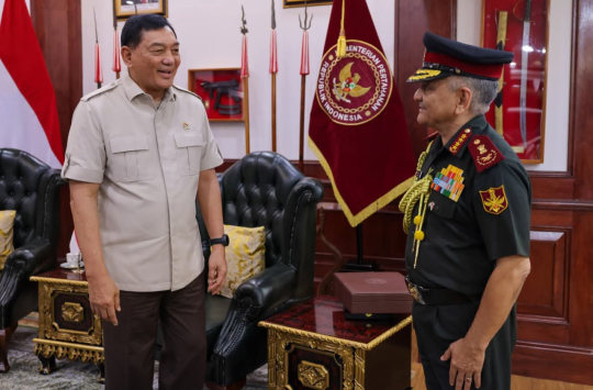 Menhan Sjafrie menyambut kedatangan Jenderal Anil Chauhan (foto; Kemhan)
