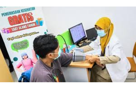 Pemeriksaan kesehatan dilakukan tenaga medis