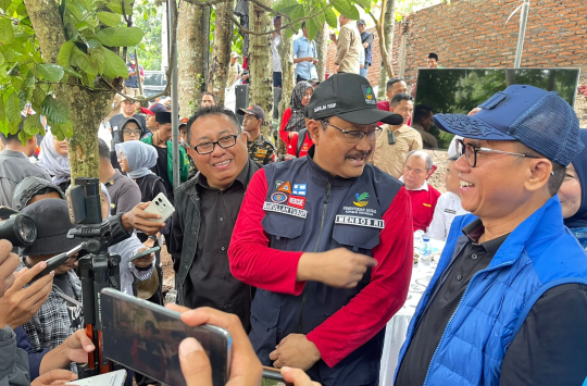 Mensos Saifullah Yusuf bersama Mendes, Pembangunan Daerah Tertinggal, dan Transmigrasi Yandri Susanto, serta Ketua Umum SMSI Firdaus, saat diwawancarai wartawan di Desa Talaga