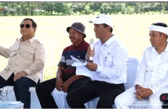 Mentan, Andi Amran Sulaiman, saat mendampingi Presiden RI pada AcaraPanen Raya Nasional di Desa Randegan Wetan, Kecamatan Jati 7, Kabupaten Majalengka, Provinsi Jawa Barat, pada Senin, (07/04/2025) (foto: Tangkapan layar)