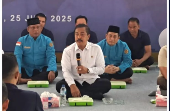 Menteri Imipas RI, Agus Andrianto, saat melakukan kunjungan kerja dan duduk dilesehan untuk makan siang bersama para warga binaan di Lapas Kelas I Medan pada Rabu 25 Juni 2025. (Foto: Humas lapada)