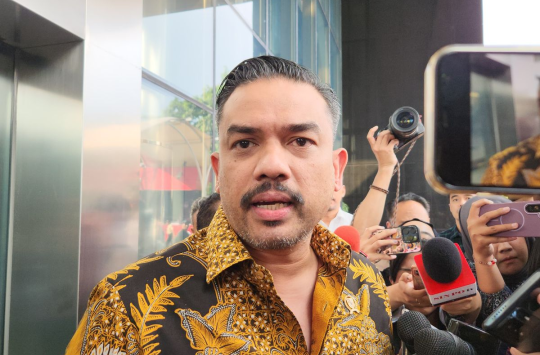 Menteri UMKM Maman Abdurrahman tiba di Gedung Merah Putih KPK, membawa sejumlah dokumen terkait polemik perjalanan istrinya ke Eropa. Ia menyebut kehadirannya sebagai bentuk tanggung jawab kepada bangsa dan negara.