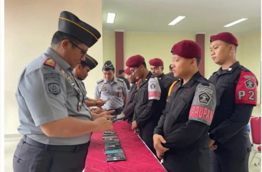Kalapas Pemuda Langkat, Raymon Andika Girsang melakukan pemeriksaan handphone seluruh petugas Lapas. (foto:humas lapada langkat).