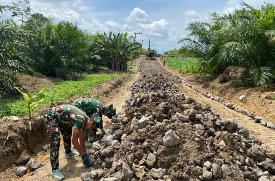 Meski Puasa Hari ke-6, Satgas TMMD Ke-127 Kodim 0207/Simalungun Tuntaskan Pemasangan Batu Jalan di Nagori Limag