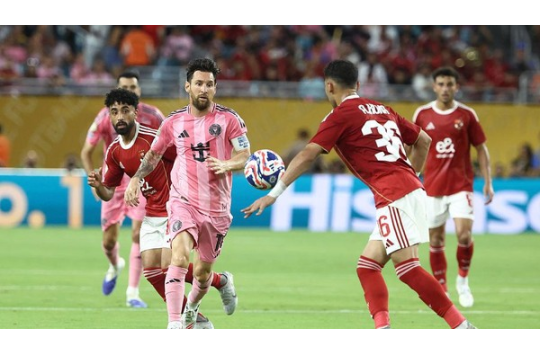Kiper Al Ahly, Mohamed El Shenawy, melakukan penyelamatan krusial atas tembakan Lionel Messi di laga Piala Dunia Antarklub 2025 di Hard Rock Stadium, Miami