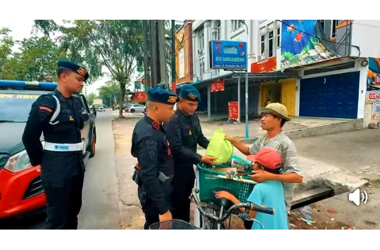 Minggu Kasih Brimob Sumut di Medan: Aksi Nyata Kepedulian, Warga Terima Bantuan Sembako