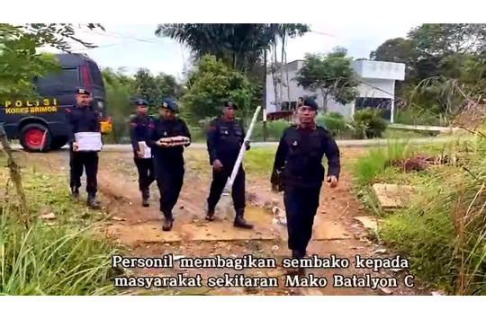 Minggu Kasih Brimob Sumut: Jalan Kaki 1 Km Demi Antar Sembako untuk Warga Kampung Hasobe