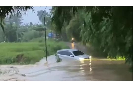 Tampak mobil terbawa  oleh arus sungai