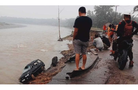 Mobil Panther BK 11896 XS terperosok di tepi Sungai Batang Serangan usai mengalami kecelakaan dalam perjalanan menuju objek wisata Tangkahan, Kamis (4/9/2025) malam.(Foto:fb@ferrykitiing)