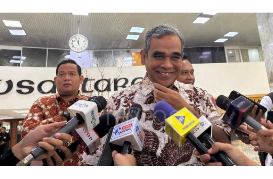 Ketua MPR Ahmad Muzani menjawab pertanyaan awak media di Kompleks Parlemen, Senayan, Jakarta, terkait isu pemakzulan Wakil Presiden Gibran Rakabuming Raka, Rabu, 25/6/2025).