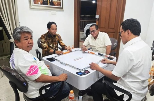Muhammad Aziz Wellang (kiri) saat bermain domino bersama rekan rekannya (Foto:Instagram @infopadang_)