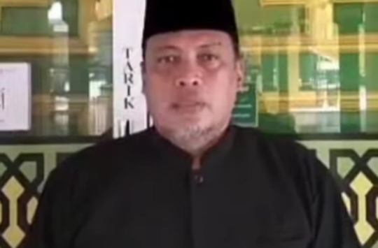 Ketua MUI Kecamatan Medan Labuhan, H. Ahmad Faruni, S.Ag.,saat memberikan apresiasi kepada Kapolres Pelabuhan Belawan (Foto: tangkapan layar/Kabarnas.com)