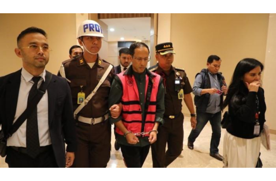 Nadiem Makarim dengan wajah tegas namun penuh emosi saat meninggalkan Gedung Kejagung usai ditetapkan sebagai tersangka kasus dugaan korupsi Chromebook, Kamis (4/9//2025).