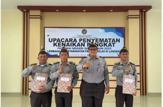 Kalapas Pemuda Langkat, Raymon Andika Girsang foto bersama Kasubsi Kamtib, Hotler Jrisman Pasaribu; Kasubsi AO, Juan Karlos Hutabarat; dan Jusry Marlan Sinaga, usai ketiganya menerima kenaikan pangkat. (Foto: Humas Lapada)