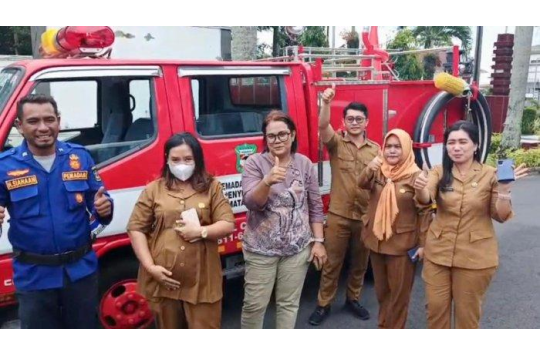 Tim Damkar Pematangsiantar menjemput Vinsentsia Marbun menggunakan mobil pemadam untuk mengabulkan keinginannya yang unik. Momen langka dan penuh kehangatan ini jadi kenangan tersendiri bagi sang ibu hamil (Foto: Tribun)