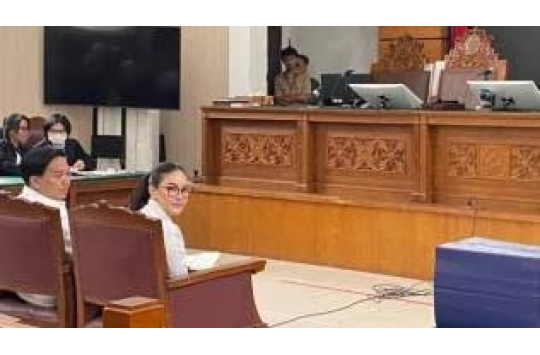 Nikita Mirzani saat menjalani sidang perdana kasus pemerasan dan TPPU di Pengadilan Negeri Jakarta Selatan, Selasa (24/6/2025).