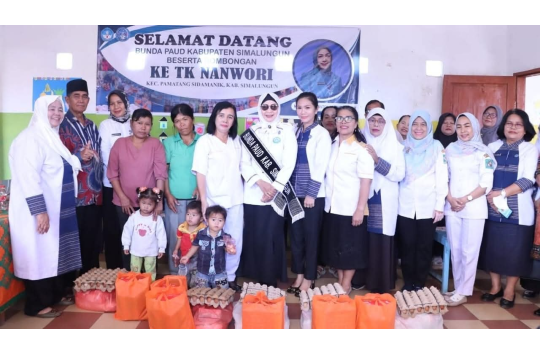 Ny. Hj. Darmawati Anton Achmad Saragih selaku Bunda PAUD Kabupaten Simalungun, bersama rombongan,saat berkunjung ke TK Nanwori di Nagori Sait Buttu Saribu (foto: DiskominfoSimalungun)