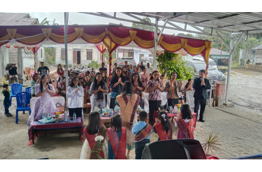 Ny. Lisa Deni Lumbantoruan br. Malau, menghadiri acara pelepasan 13 siswa PAUD Suka Cita di Desa Sipahutar, Kecamatan Sipoholon, pada Senin 16 Juni 2025. (Foto : Loksa Situmeang / Kabarnas.id)