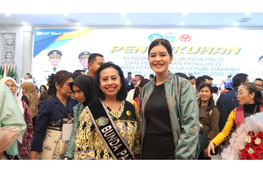 Ny. Rita Puspita Vickner Sinaga bersama Ny. Kahiyang Ayu Dewi Bobby Nasution. (foto: Pemkab Dairi)