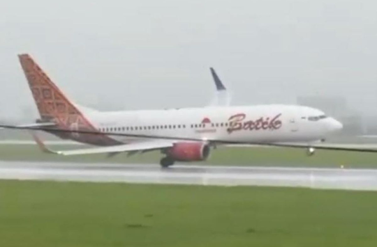 Sebuah video pesawat Batik Air mendarat dalam posisi miring di Bandara Soekarno-Hatta (Soetta), Tangerang, Banten, mendadak viral di media sosial