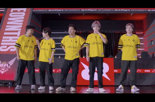 Pemain ONIC Esports merayakan kemenangan atas RRQ Hoshi di Jakarta International Velodrome, Jumat (13/6/2025), dalam lanjutan MPL ID Season 15. Kemenangan ini membawa ONIC ke Grand Final dan mengamankan tiket ke MSC 2025 di Riyadh ( Foto Istimewa)