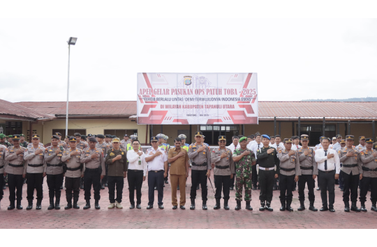 Kapolres Tapanuli Utara AKBP Ernis Sitinjak memimpin apel gelar pasukan dalam rangka dimulainya Operasi Patuh Toba 2025 di halaman Mapolres Taput, Senin (14/7/2025), diikuti personel gabungan dari TNI, Polri, Dishub, dan Satpol PP.(Foto: Loksa Situmeang)