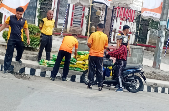 Warga Tarutung berbondong-bondong membeli beras murah di pasar pangan murah yang digelar Polres Taput di Simpang Empat Menara Lonceng Gereja, Kota Tarutung.