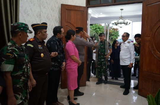 Bupati Taput, JTP Hutabarat dan Forkopimda Taput saat menerma kunjungan Mayjen TNI Rio Ferdianto di rumah dinas Bupati pada Rabu 23 April 2025 (foto Loksa SItumeang/Kabarnas.com).