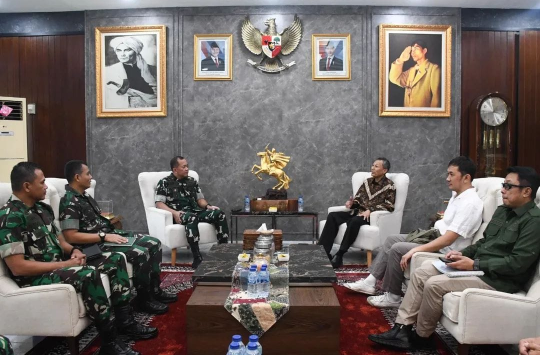 Mayjen TNI Achiruddin, saat menerima  kunjungan Ganang Priyambodo Soedirman