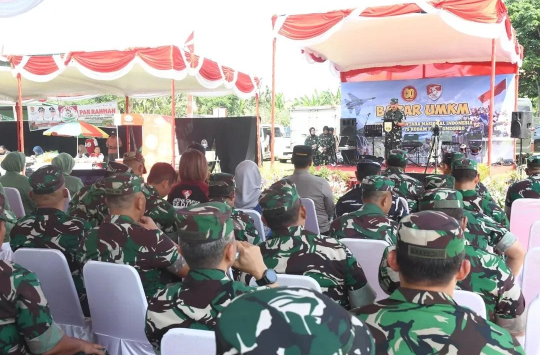 Acara Bazar Murah dan Pembagian Sembako di Lapangan Garnisun Semarang oleh Kodam IV/ Diponegoro (foto:; Pendam IV)